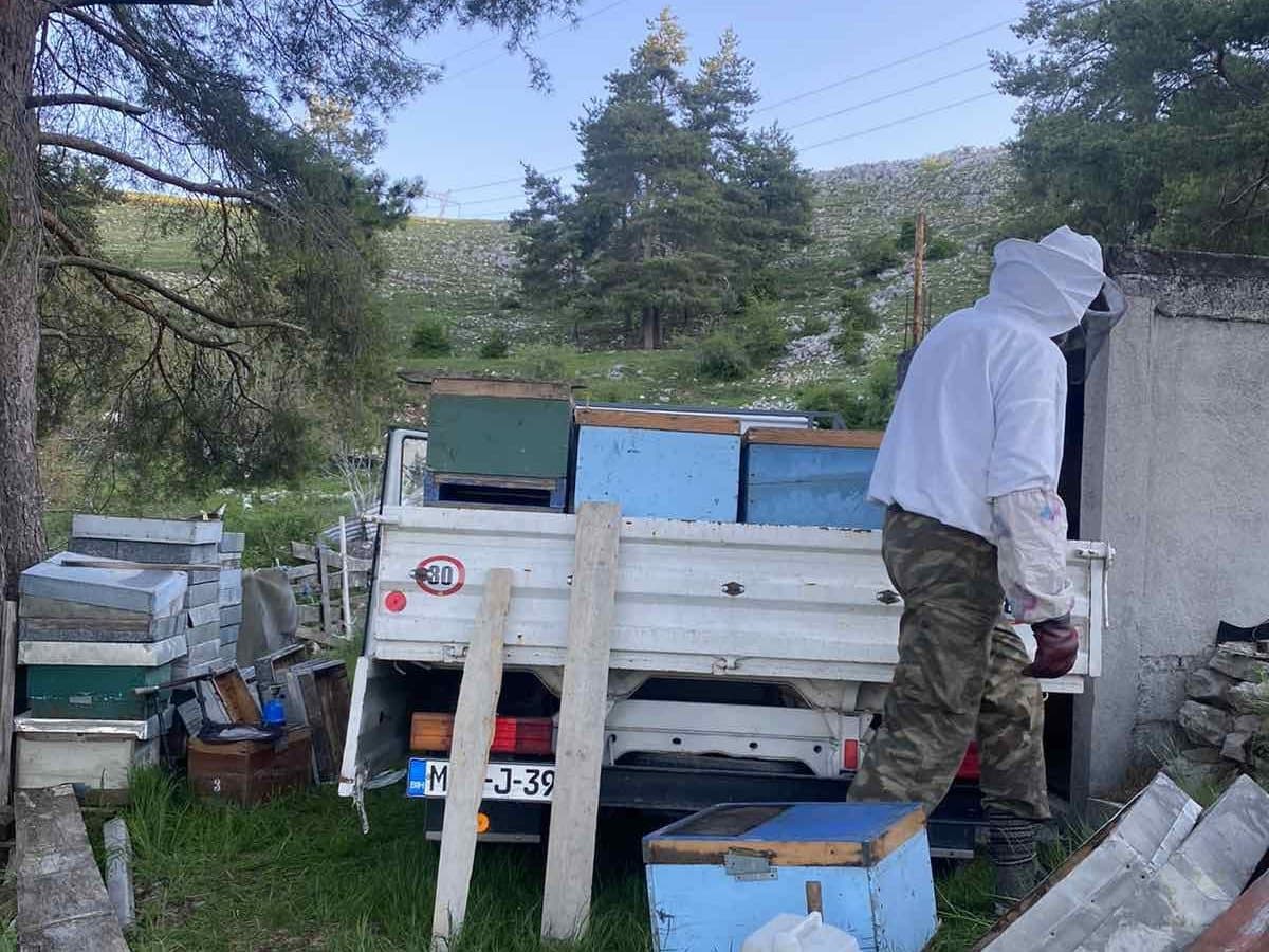 Utovar košnica na kamion za seobu